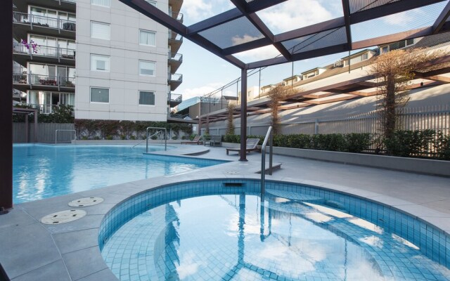 Heart of Theatre District - Pool & Gym