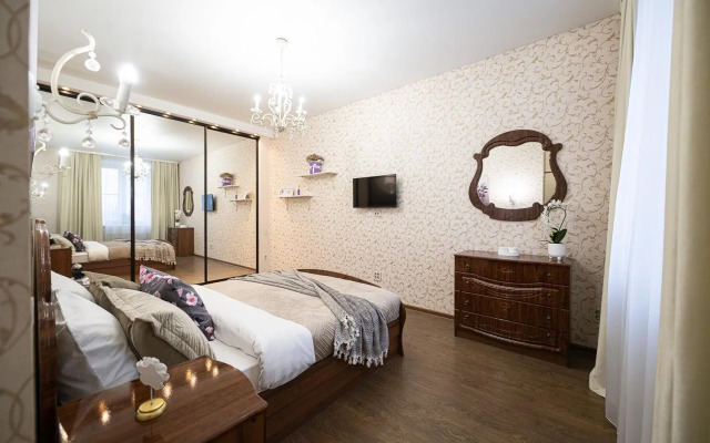 Пять Звезд на Ленина 51