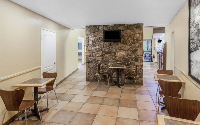 Super 8 by Wyndham Oceanside Marty's Valley Inn