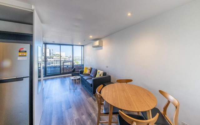 2 Bedroom Apartment with Stunning Views and balcony in Melbourne CBD - Aura – Guest Rooms – Melbourne