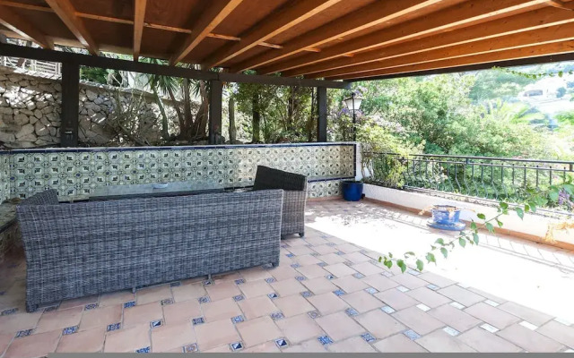 Casabra in Ador With 5 Bedrooms and 3 Bathrooms