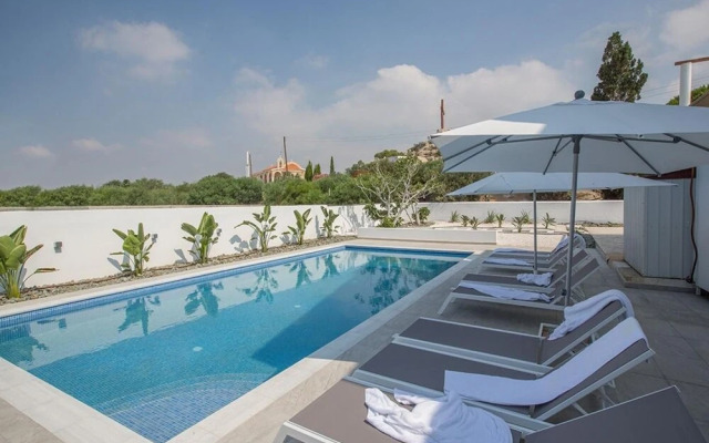 Villa Rosie AQ Anm03