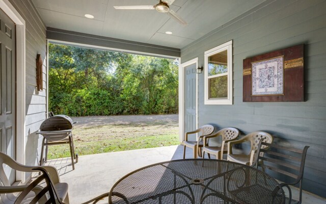 Pet-friendly Tomball Home: Walk to Main Street!