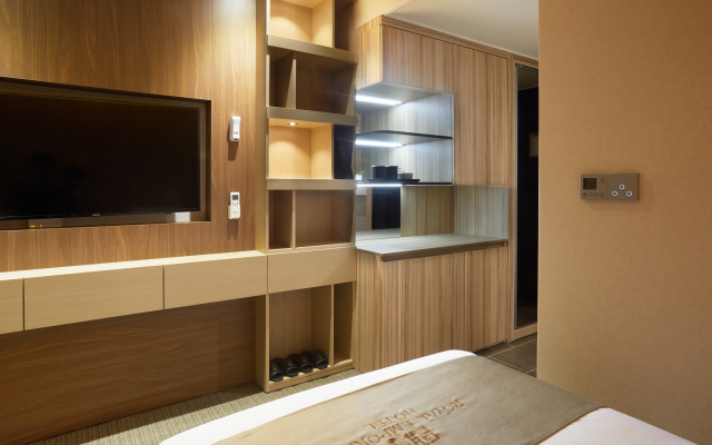 Royal Emporium Incheon Airport Hotel