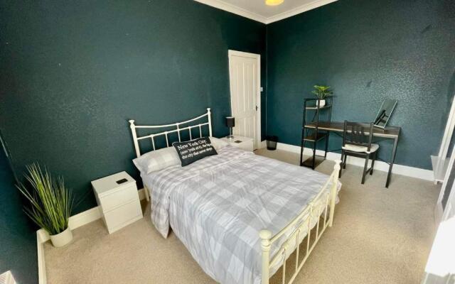 lovely 3 bed house close to the Uni & centre