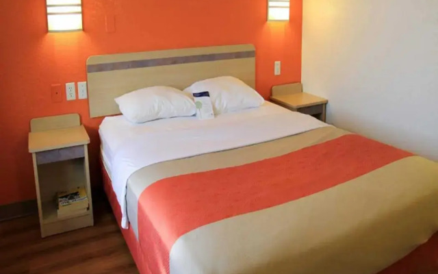 Motel 6 Enfield, CT - Hartford