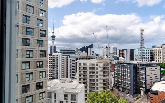 Warm & Cosy Two-Bedroom Apartment in CBD