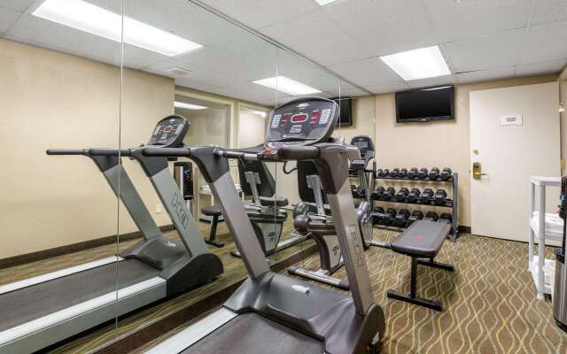 Quality Inn & Suites Des Moines - Merle Hay Road