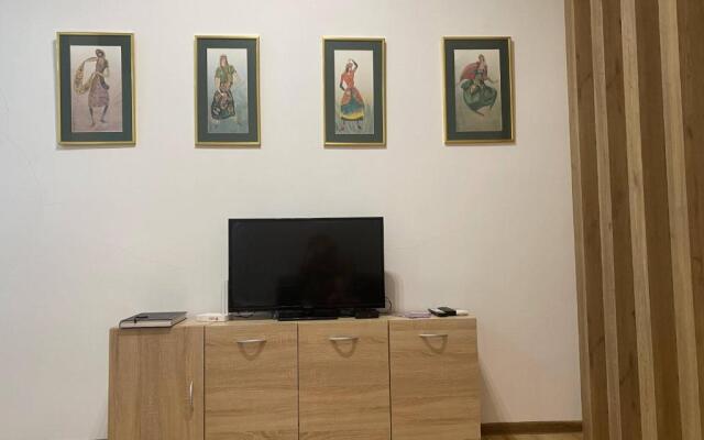 City Center Apart with Garden AC Near Metro