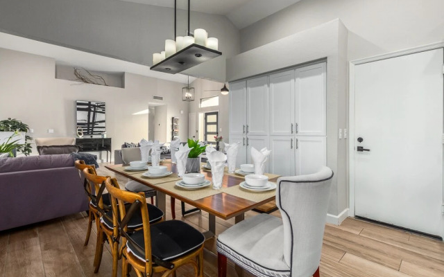 110th Scottsdale 3 Bedroom Home by RedAwning