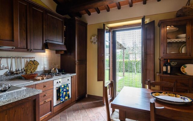 Spacious Villa at Lombriciano with Swimming Pool