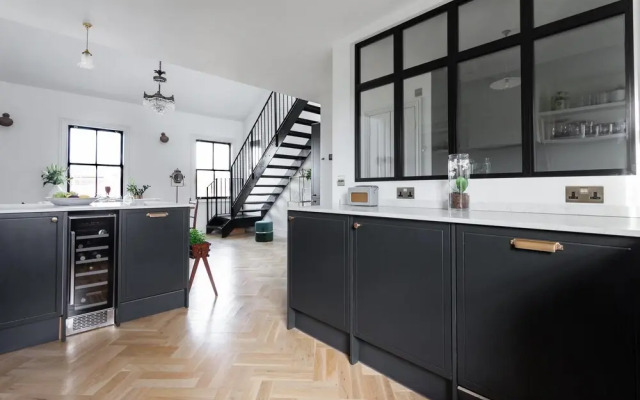 Macfarlane Road II by Onefinestay