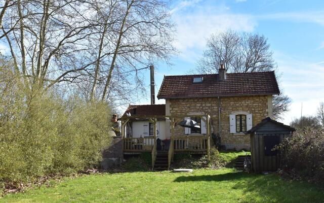 Cute and authentically furnished railway house, beautiful garden, BBQ,stone oven