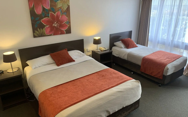 Ploughmans Motor Inn