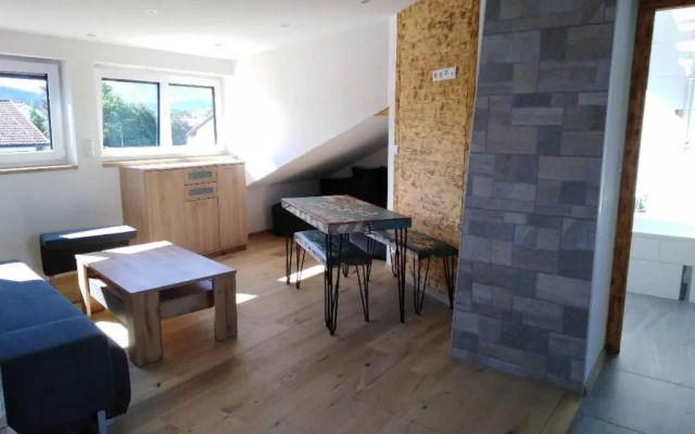 Komplette Dachwohnung mit Balkon und Bergblick