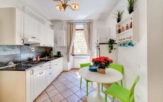 Modern & Charming 3 bed Flat in Central Location