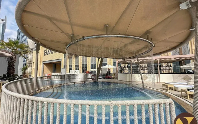 JW Marriott Marina Mall Access & Views
