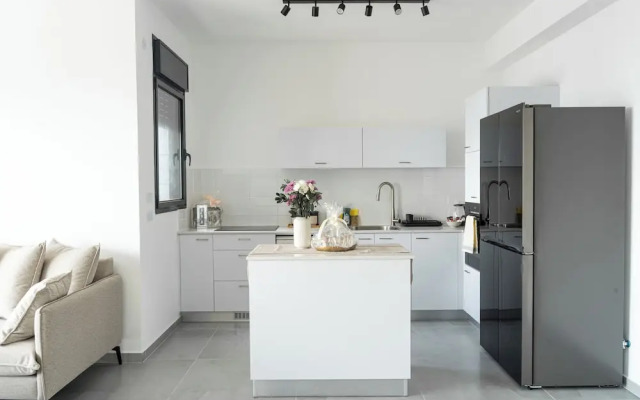 Sea Views & City Vibes on Sokolov