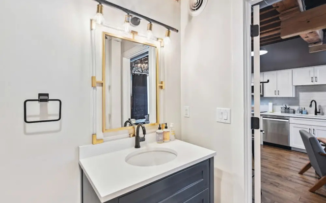Studio w/ Pool Access: 2 Mi to Downtown Nashville!