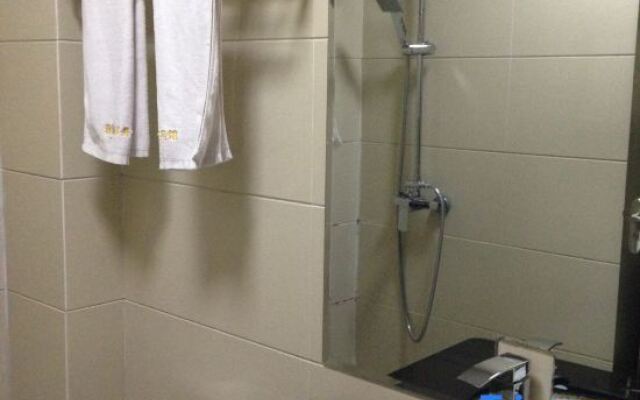 Yinghu Business Hotel