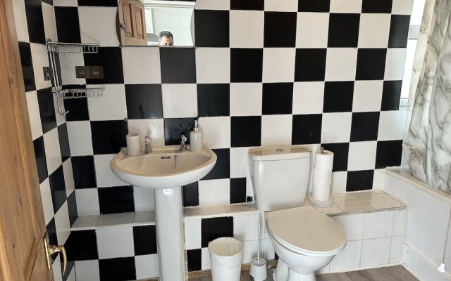 Immaculate 4-bed House in Enfield Near Enfield loc