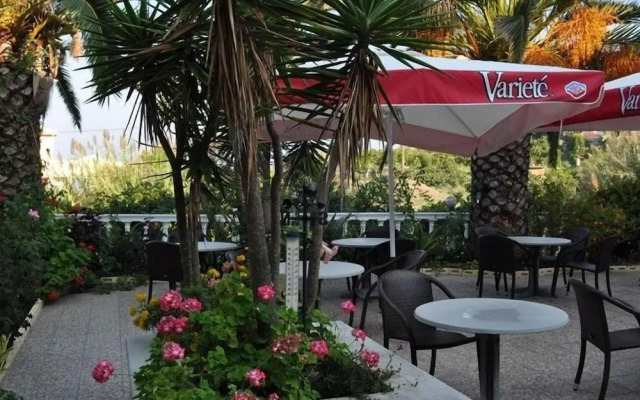 Paramonas Hotel
