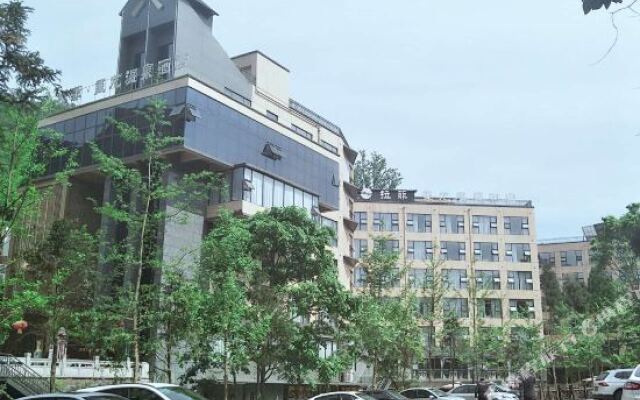 Lafei Xilong Hot Spring Hotel (Chongzhou Jiulonggou)