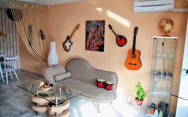 Vintage apartment in the city jungle