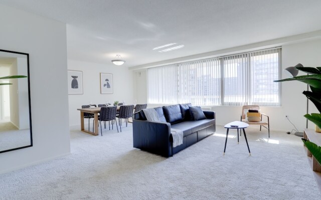 Sensational & Modern apt in Crystal City