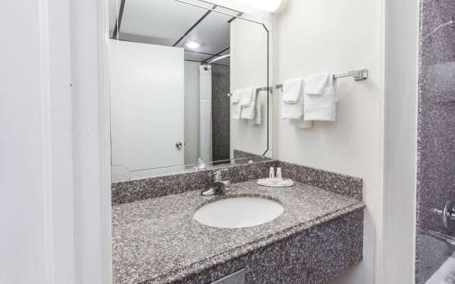 Super 8 by Wyndham Clinton