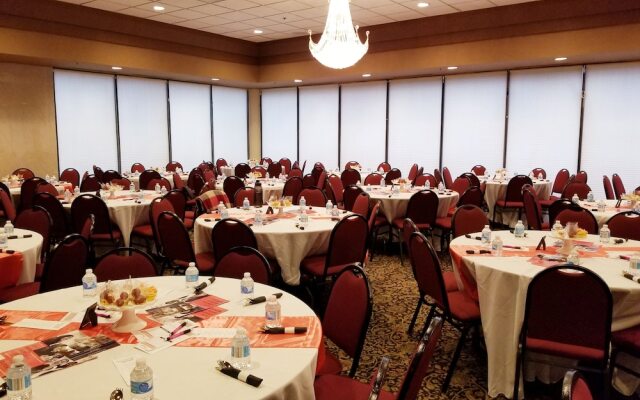 Ramada Plymouth Hotel And Conference Center