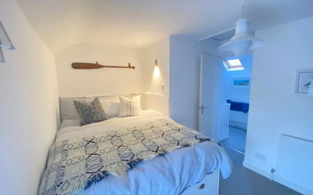 Anglesey Retreat - 2 Beds - Sleeps 3 - Parking