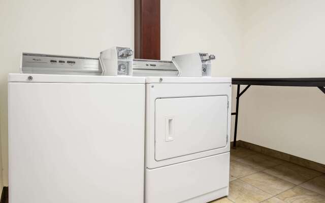 Super 8 by Wyndham Cedar Falls IA - University