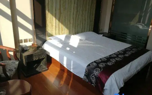 Ruiquanju Business Hotel (Qiqihar First Hospital Longsha Park Branch)