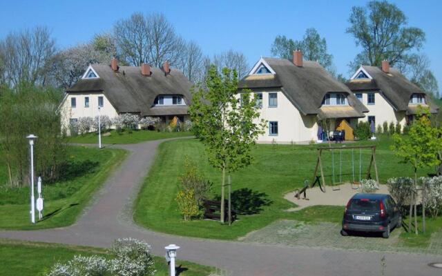 Komfortables Reetdachferienhaus Hasel 1