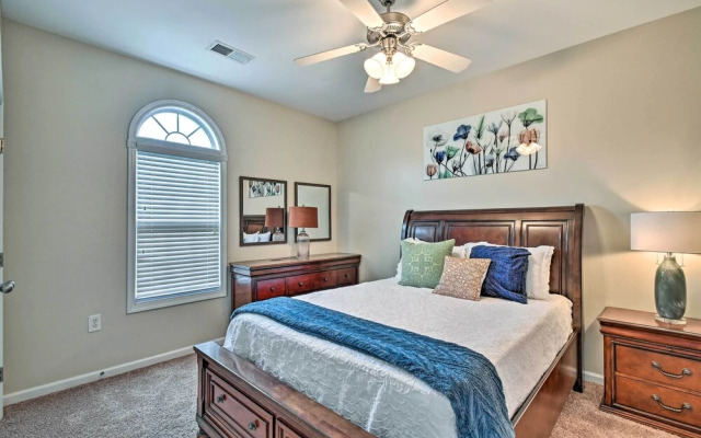 Elegant Fayetteville Condo: 8 Mi to Downtown!