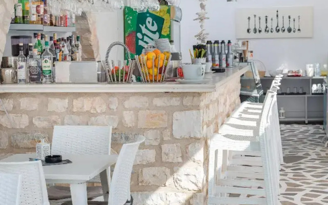 Zoumis Residence