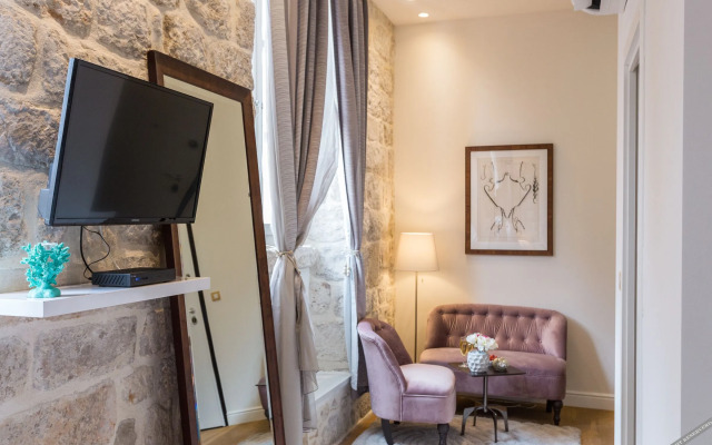 Apartment and Rooms Stay