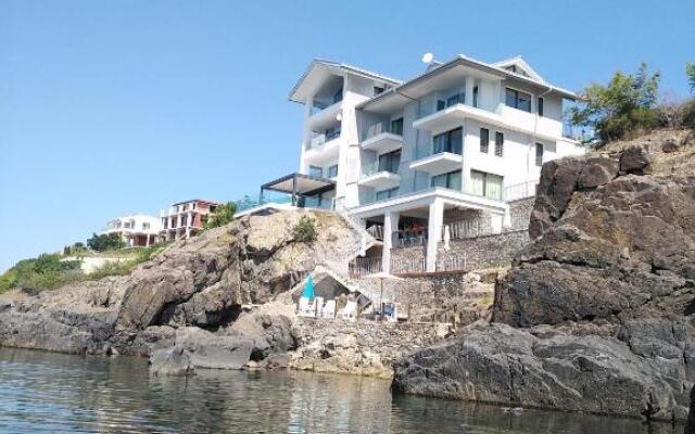 Sea Dream Villa, studio above the sea