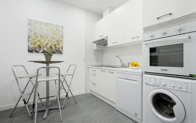 The Best Location, 8pax, 3BD & 2Bth, Reina Sofia II