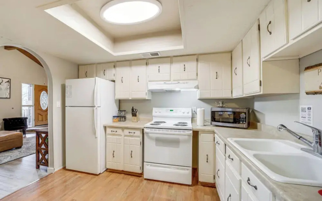 Near Fossil Creek & Trails: Scenic Pine Cabin!