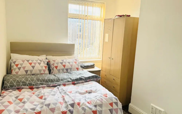 Weekend Escape- 4 Bedroom House in Stoke-on-trent