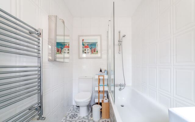 Beautiful & Spacious Flat with Patio
