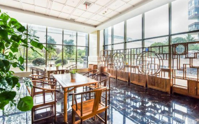Hongqiao International Hotel (Yichang Yanjiang Avenue Natural Tower)
