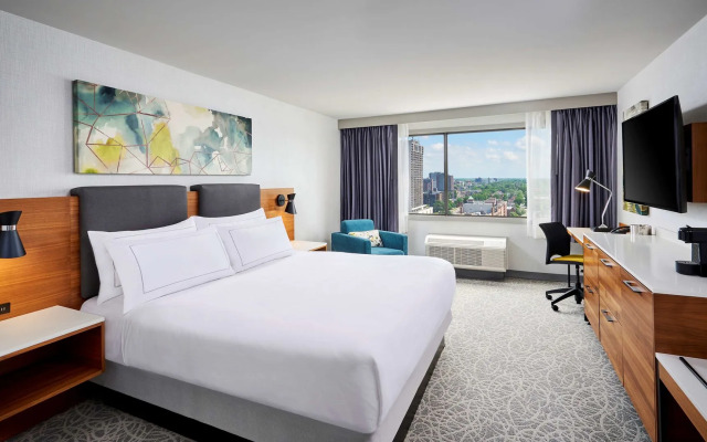 DoubleTree by Hilton Windsor Hotel & Suites