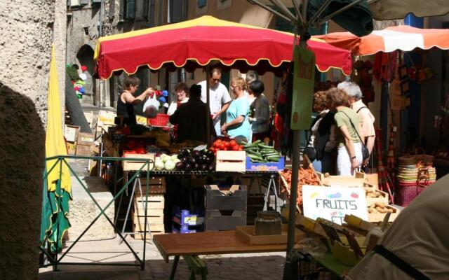 La Maison derrière la Fontaine