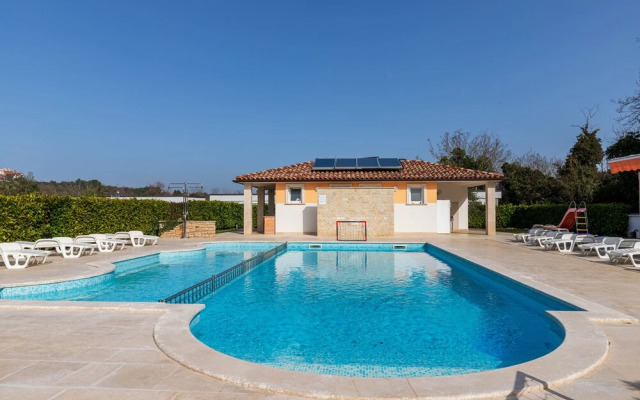 Pool Apartment Suzi 4