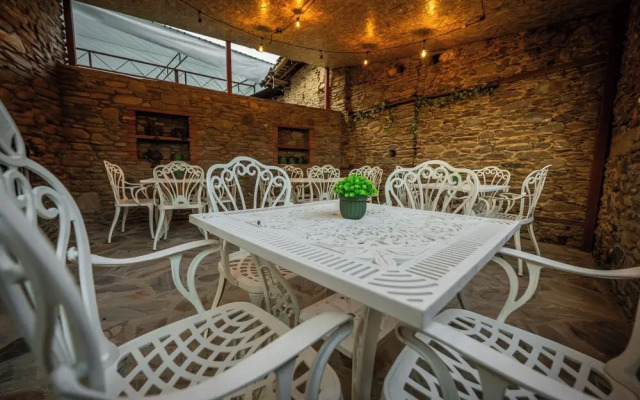 Flora Bi̇rgi̇ Taş Konak