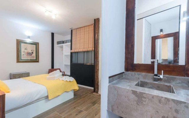 Spacious Designer Two Bed Apartment In Malasana