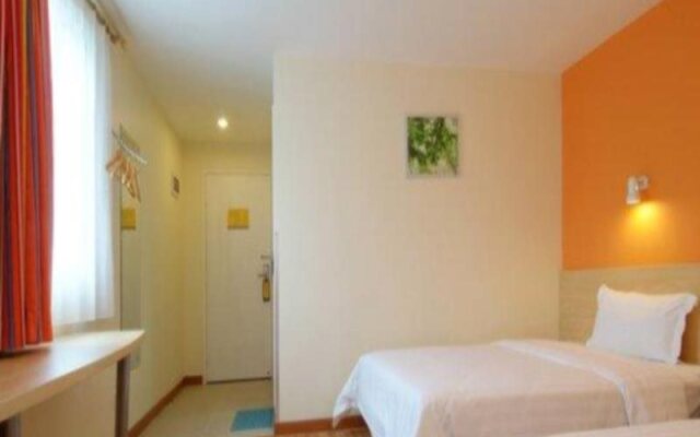 7 Days Inn Luoyang Wangcheng Avenue Shenglong Square Branch